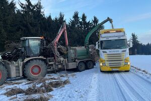 Hackschnitzeltransport per LKW im Winter