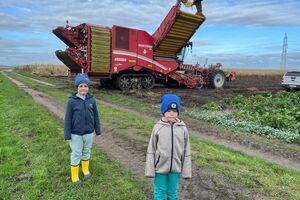 Kinder am Feld - Alt text