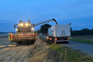 Mähdrescher befüllt LKW